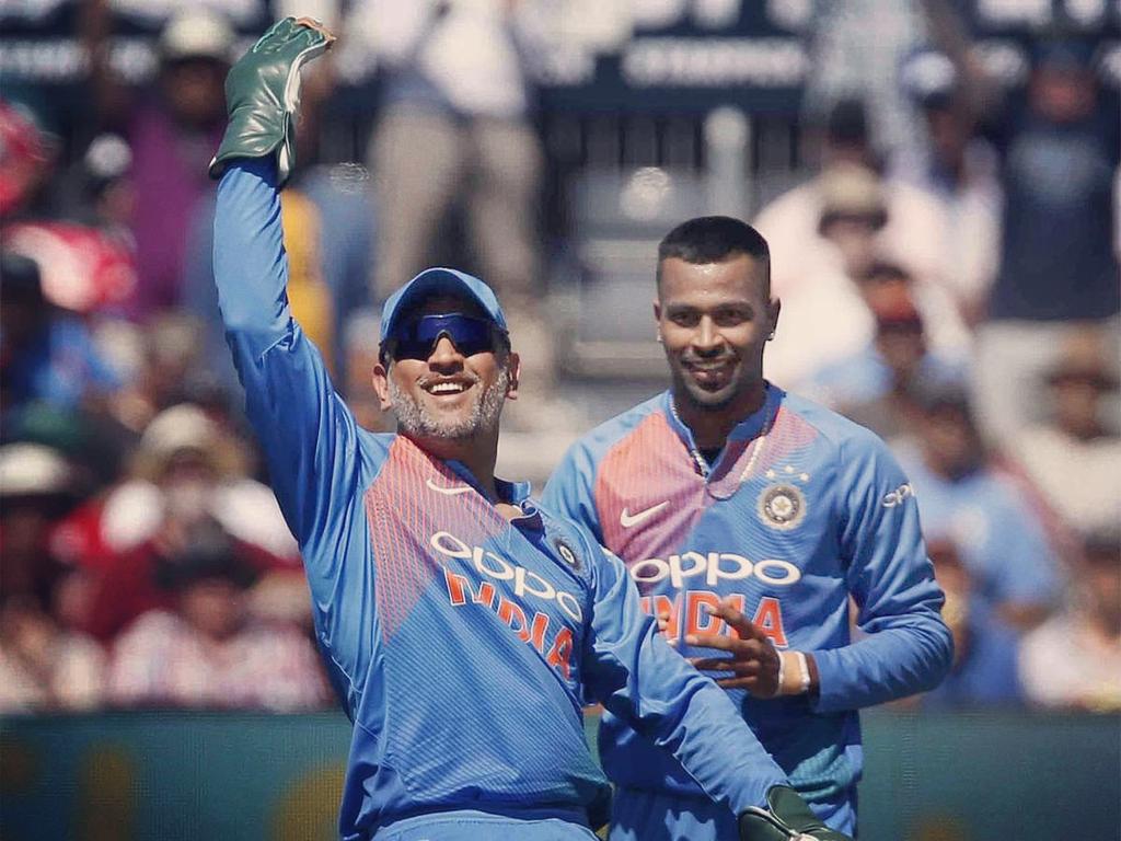 TheSportsMinTSM's tweet photo. MS Dhoni on the first Indian wicketkeeper to take 300 catches in one-day international. Dhoni is only the fourth international 'keeper to achieve the feat.
#thesportminute #tsmindia #5time #indiavsengland #odicricket #msdhoni #thala #wicketkeeper #benstokes #josbuttler https://t.co/BWtfx6OAfS