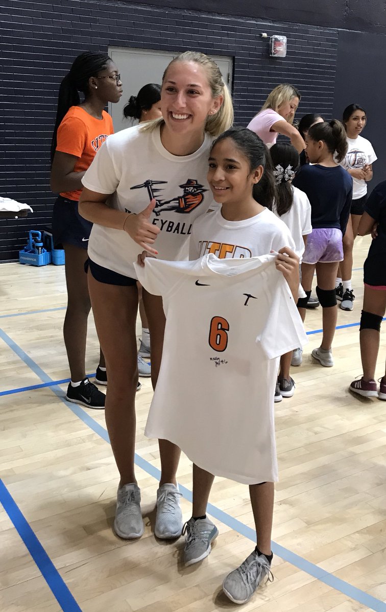 UTEPVB's tweet photo. Autographs from the team to end camp for the Lil Miners! #picksup⛏ #futureminers https://t.co/WZpWGgTBtU