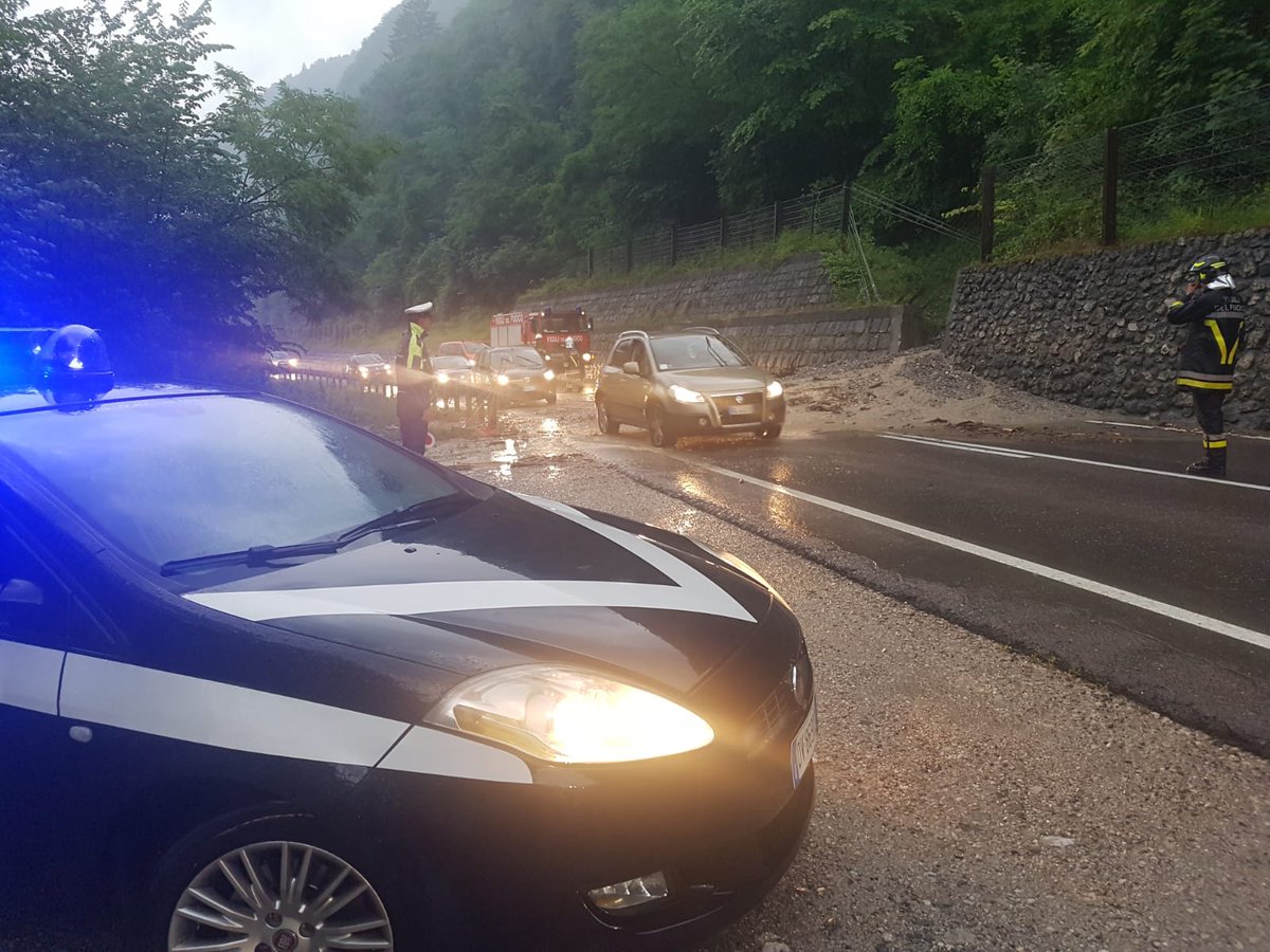 PLGiudicarie's tweet photo. #SS237 temporaneamente interrotta tra #Tione e #PonteArche per smottamento #VVF #BleggioInferiore e #GestioneStrade #PAT sul posto https://t.co/T6qsJXMkXx