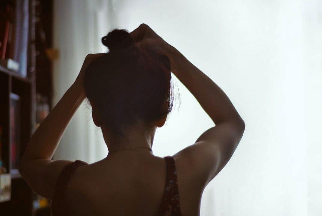 كل ما دأبتُ على حبه كان يتحول في لحظةٍ ما لغيري ، لم أشعر مرةً واحدة على الاقل انني أُحِب وامتلك في آنٍ معًا...