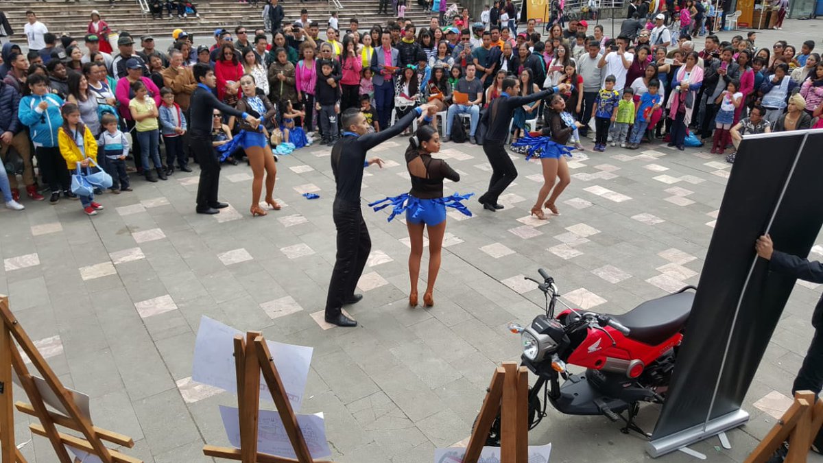 CTranvia's tweet photo. #ActivemoslaRuta gracias @EDEC_EP @carlosroj19 Por el apoyo al arte @tomebamba @splendid1040 @UNSIONTV @complicefm #CulturaTranviaria https://t.co/fCb4ghocsw