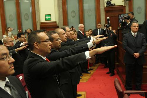 Para quienes pudieran tener dudas con respecto a la corrupción en el Poder Judicial, a las pruebas me remito.

Hace apenas unos meses se tuvo que anular el "28 Concurso Interno de Oposición" para jueces de distrito porque alguien filtró las respuestas: jornada.com.mx/ultimas/2018/0…