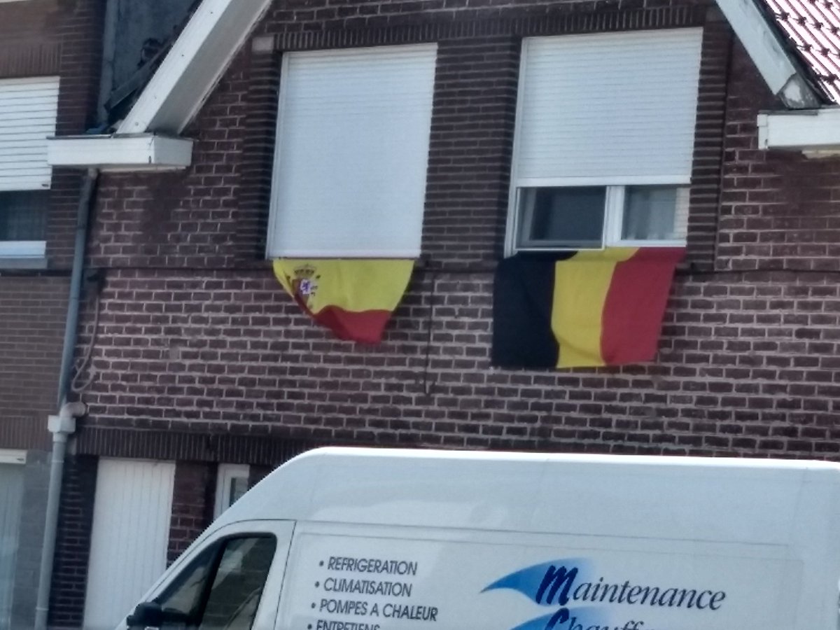 webguy_de's tweet photo. WK2018 in mijn dorp.
#passie voor voetbal brengt ons #samen. Bedankt #RedDevils !!#wearebelgium #REDTOGETHER #positiveID @jdceulaer https://t.co/jSof5jWgkv
