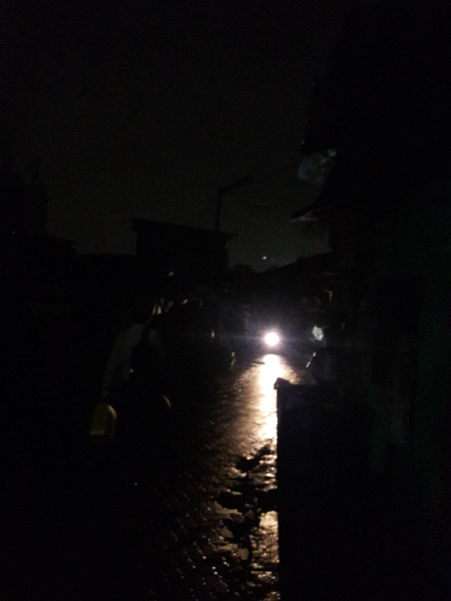 Ghatkoparvard's tweet photo. Ghatkopar west gaondevi road near makbul chicken. Street poll light not working @Reliance_Energy https://t.co/nwQKDlwoOc