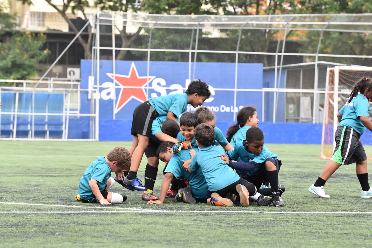Campascasio's tweet photo. Imágenes de lo que aconteció hoy en el Mundialito Sin Fronteras 2018. Más de 300 personas y contando... continuamos esta tarde con los juveniles.. #tucampaynadamas https://t.co/3khNzWvd7k