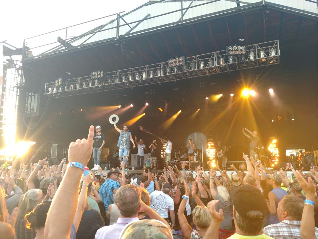 silver_walrus's tweet photo. What a great show by @LOCASHmusic @Hodag thank you boys for your recognition of our flag and 1st responders #merica #usa #CountryMusic #firstresponders #hodag #hodag2018 https://t.co/MlqkjeIPhf