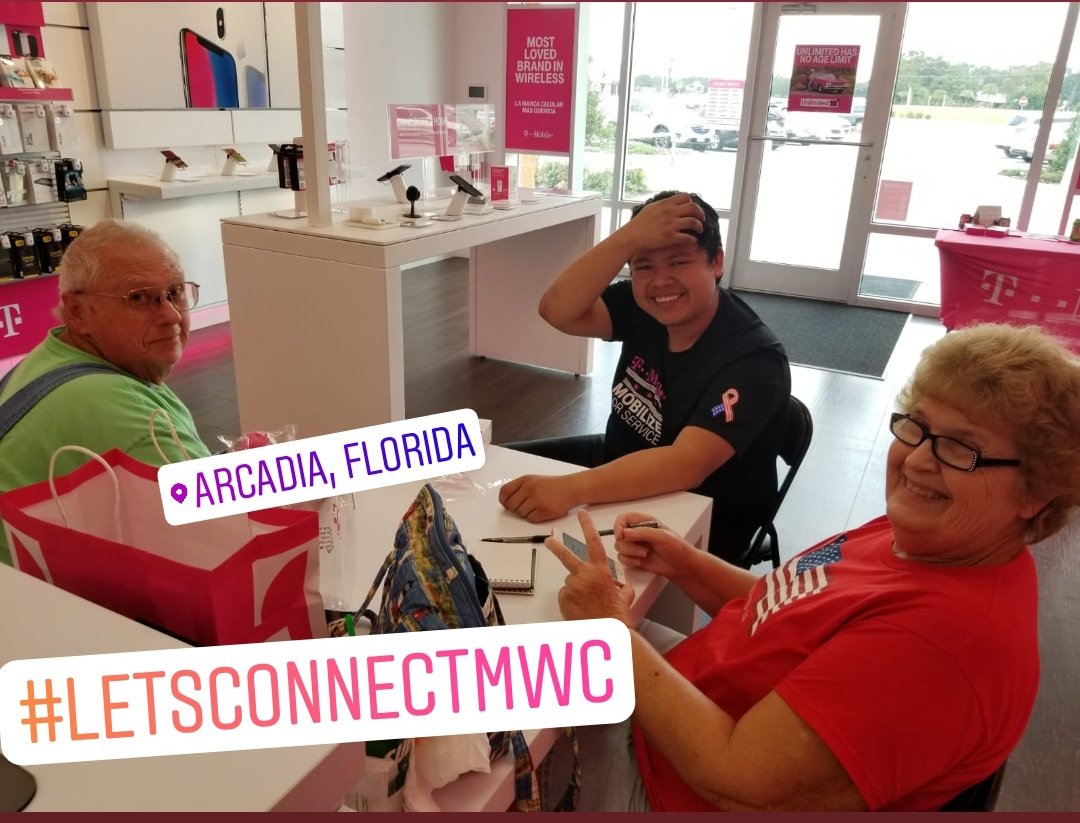 MW_Connect's tweet photo. Our ME Julian over in our #ArcadiaFL location hosting a learn to use your device session with our customers today. #magentaglove #mwconnect #letsconnectmwc #letsconnectfamilies #arcadia
 #letsconnectcfl  @BeatrizOruna @MW_Connect @jarcay1964 @doruna91 @RandyGoram @MParrales07 https://t.co/QmUlB6Dx8N
