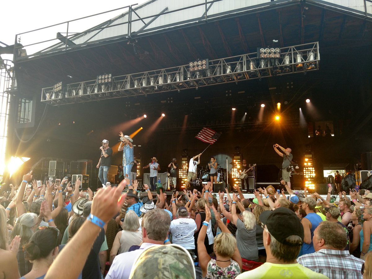 silver_walrus's tweet photo. What a great show by @LOCASHmusic @Hodag thank you boys for your recognition of our flag and 1st responders #merica #usa #CountryMusic #firstresponders #hodag #hodag2018 https://t.co/MlqkjeIPhf