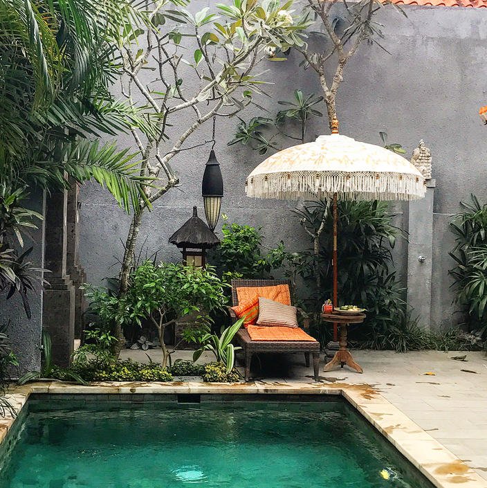 Liberace in Bali- such a special parasol, hand painted freeform with gold ink and with a hand carved wooden pole.

ow.ly/u2lm30kX7po
#SummerFabulous #interiorideas #makeastatement