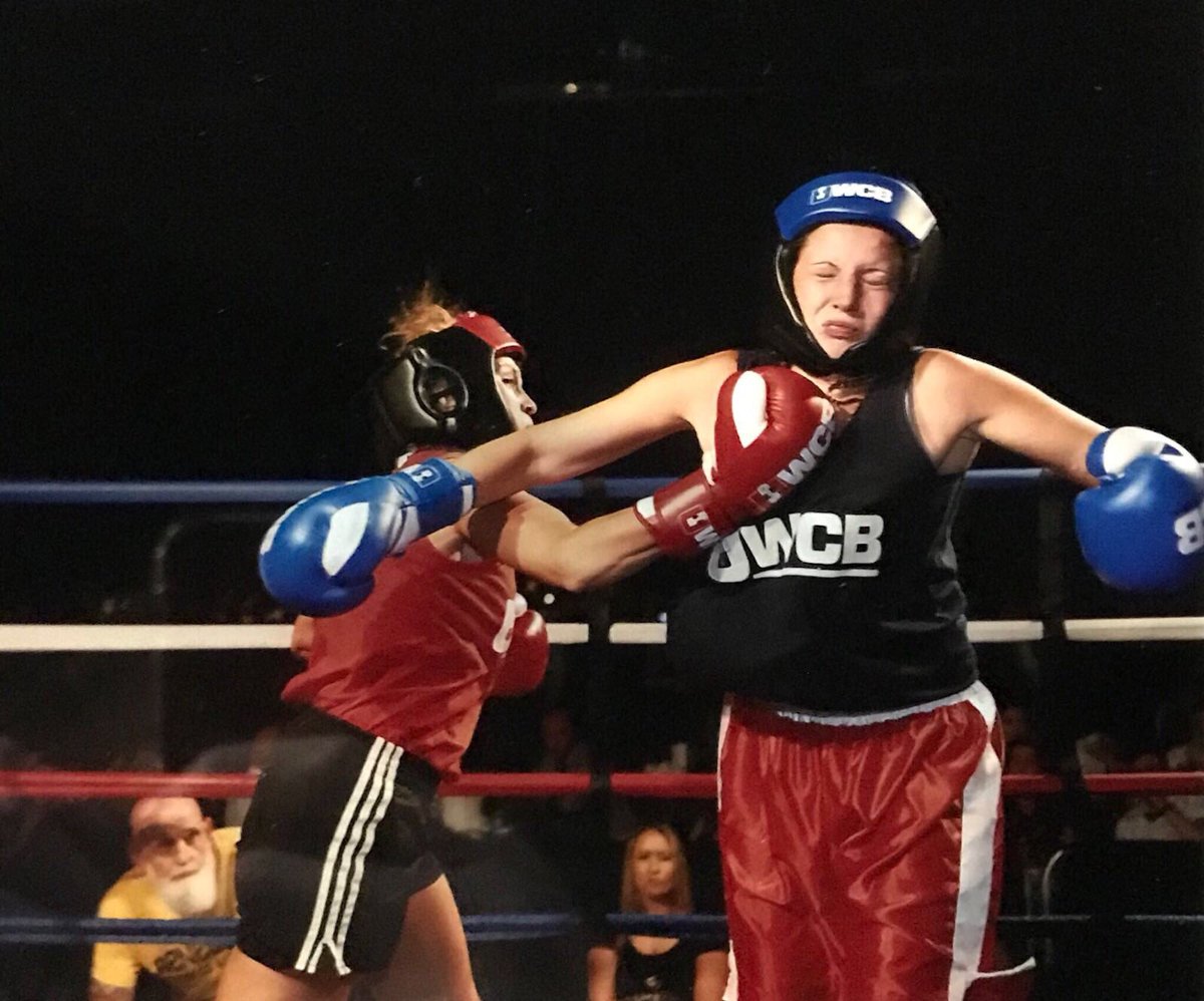StevenageFCW's tweet photo. Congratulations @KristiBurling who also picked up the win tonight in her boxing fight!! Please donate to her page https://t.co/jYEwbL6oSm

All money goes to @CancerResearch!! 🥊🥊🥊🥊 https://t.co/TK4rOdzjxE