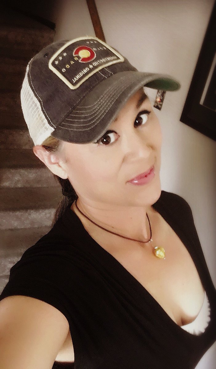 jeanette_ochs's tweet photo. Baseball ⚾️ cap kinda day cuz... hot as balls outside. #toofreakinghotoutside #horsetoothd #sweatybetty #hairup https://t.co/dpZINml4MH