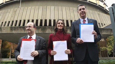 vpartal's tweet photo. El desconcert espanyolista és tan gran que fins i tot Iceta perd els papers. Ara diu que no s’ha de judicialitzar la política catalana? I què feia ell el dia d’aquesta foto? https://t.co/Sz7CwnjcvL