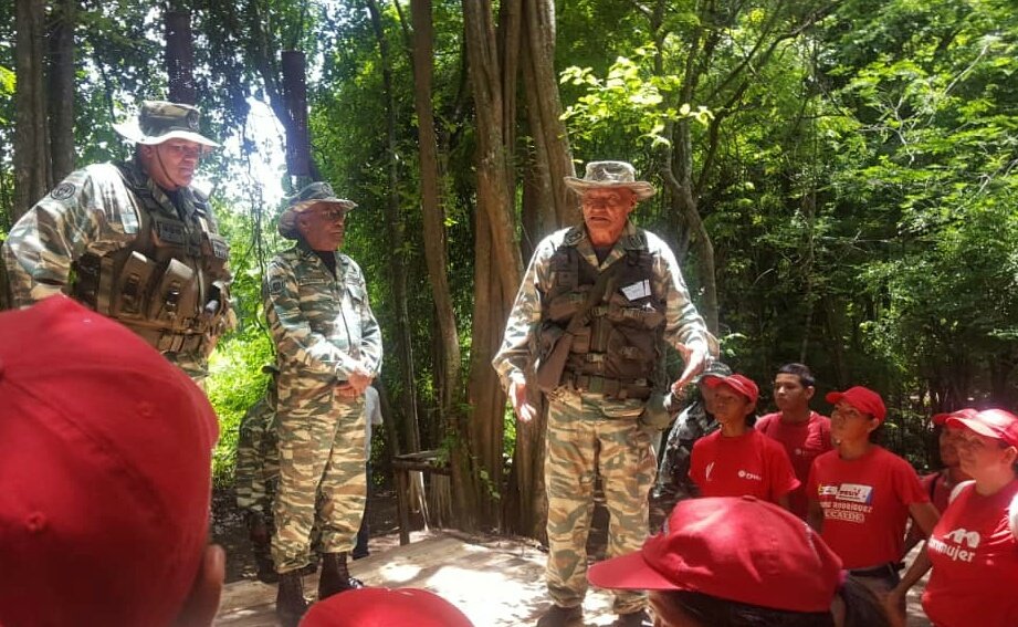 PrensaFANB's tweet photo. ¡AHORA! Desde el Fuerte Guaicaipuro, Edo.Miranda, MG Leal Tellerías, junto al Ministro @MPComunas A. Istúriz, inicia Plan de Adiestramiento Básico del Miliciano a los Voceros Comunales de los Valles del Tuy. ¡Rumbo al millón de milicianos para la Defensa Integral de la Nación! https://t.co/bFKfjDzSCv