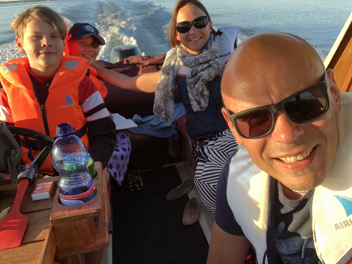 Ainasoll's tweet photo. #Veneretki Kristiinankaupungin markkinoille. Mieletön ilma, #meri on tyyni ja aurinko paistaa siniseltä taivaalta☀️ #iltaaurinko #maininki #kesä @kristiines @MAinasvuori https://t.co/pNXGBtZeH5