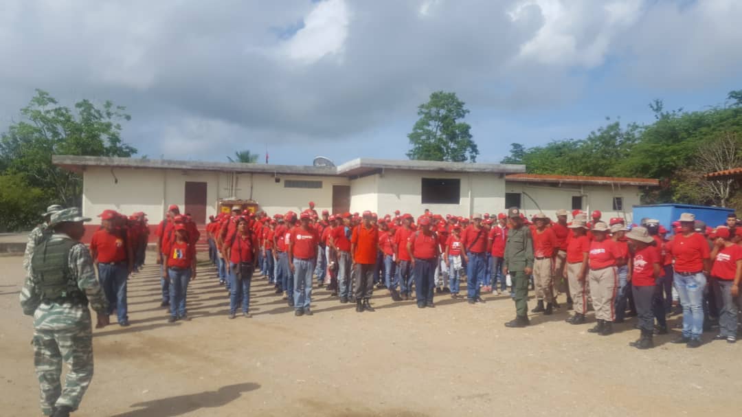 PrensaFANB's tweet photo. ¡AHORA! Desde el Fuerte Guaicaipuro, Edo.Miranda, MG Leal Tellerías, junto al Ministro @MPComunas A. Istúriz, inicia Plan de Adiestramiento Básico del Miliciano a los Voceros Comunales de los Valles del Tuy. ¡Rumbo al millón de milicianos para la Defensa Integral de la Nación! https://t.co/bFKfjDzSCv