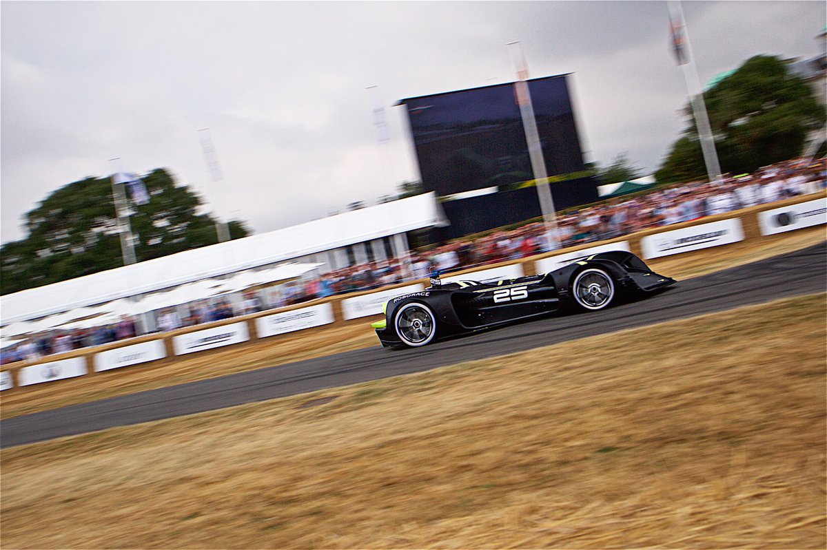 EverythingT3ch's tweet photo. #Roborace Makes Goodwood History With Autonomous Hillclimb https://t.co/U3UNBLcd09 https://t.co/ozkGQsxqV1