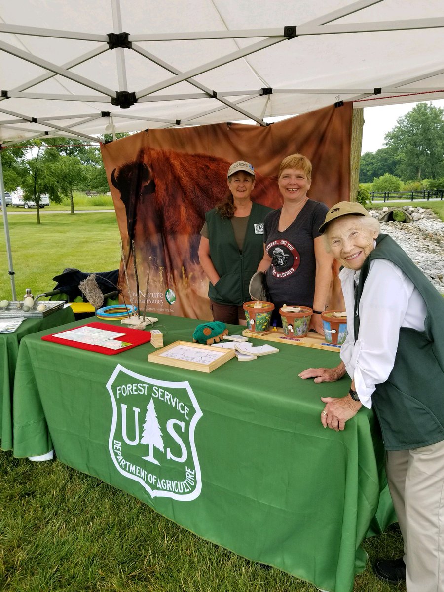 MidewinNatTP's tweet photo. Volunteers Wendy, Christine, and Mary are greeting visitors at the Frankfort #BluegrassFest today until 4pm. https://t.co/s82bICHxe5