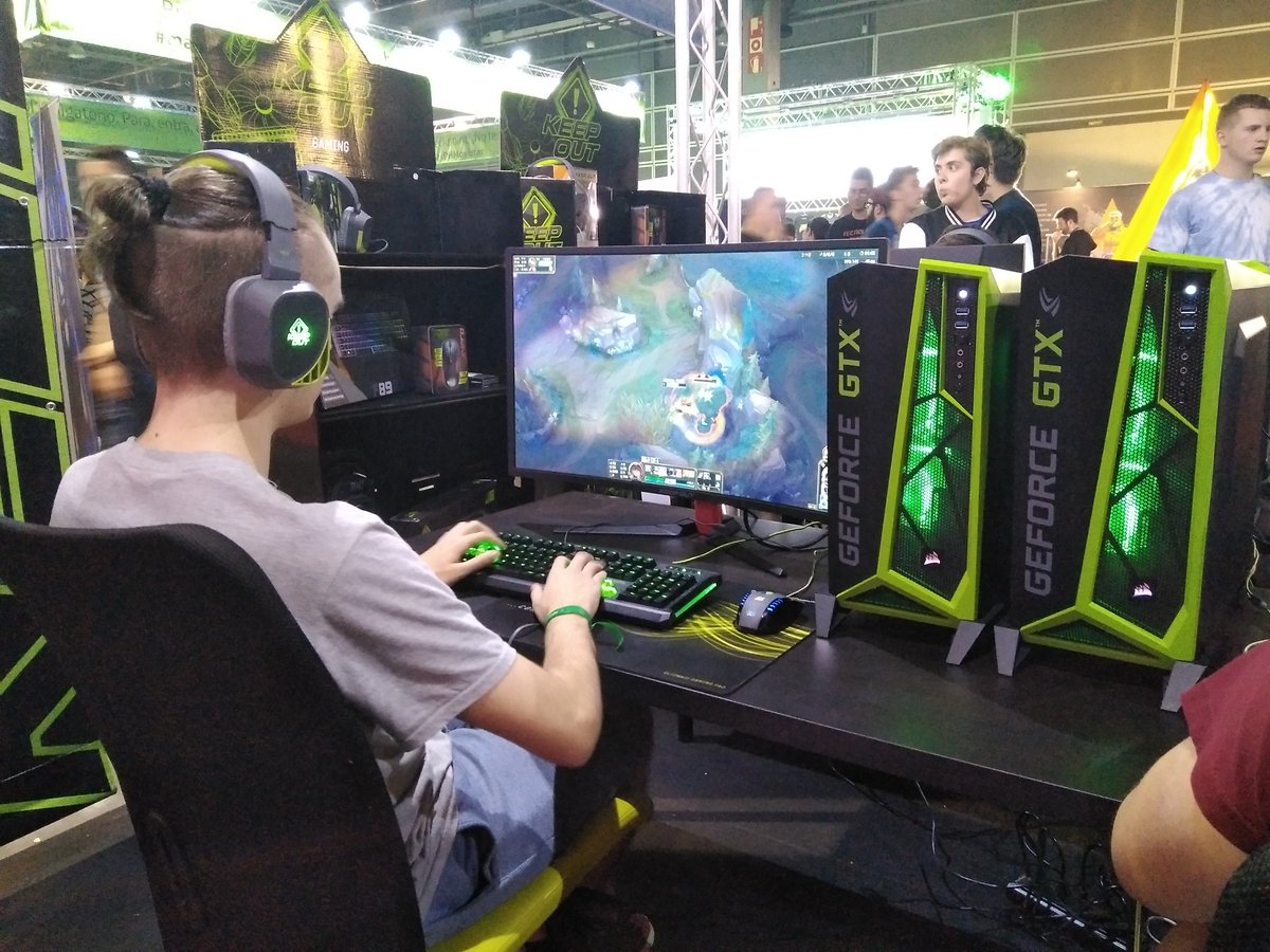wzgamerslab's tweet photo. Seguimos en #Dreamhackvalencia2018 dándolo todo en el stand de @KeepOut_Gaming probando su monitor XGM32 Curvo Gaming 144Hz. Una pasada!!! https://t.co/3SgrGGpGxV