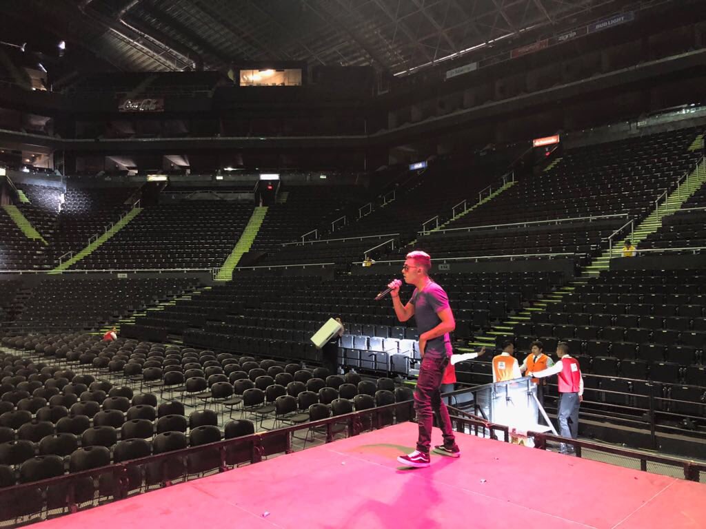 JLPRENSA's tweet photo. Ya está listo @SAAK  para cantar esta noche con nuestros amigos de @digital1029  en la @ArenaMtyOficial  #Mensaje #Saak https://t.co/SOsYjuUtdf