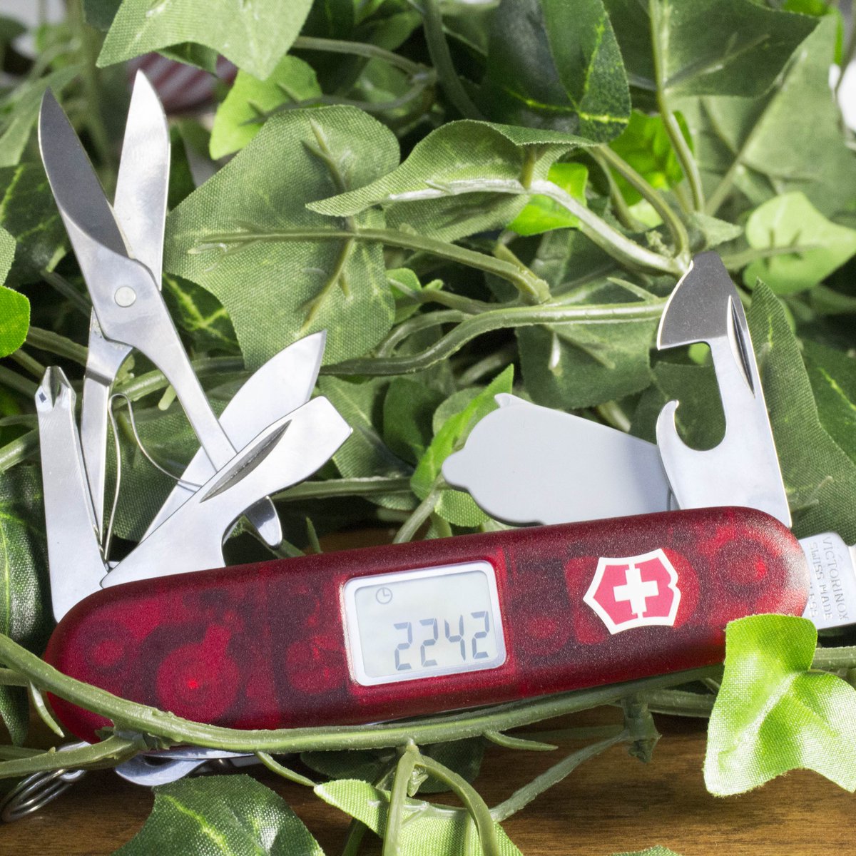 WCrow_Jewelry's tweet photo. This #summer, get ready for #adventure with our selection of Swiss Army knives and other tools for #exploration, including diving watches, flasks, and picture frames to store those precious #memories .
.
.
.
.
.
#swissarmyknife #hiking #Denverstyle #optoutside #williamcrow https://t.co/dqCJjHVoWY