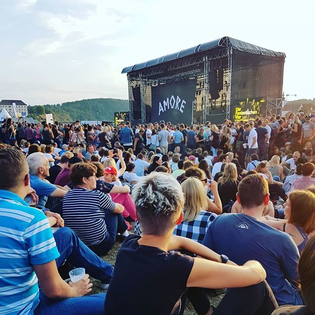 via instagram.com/p/BlOMGWPgrIN/: #amore 
Gleich geht's los!

#wanda #linz #live #openair #show #music #musik #concert #konzert #igers #igerslinz #igersaustria #instamusic