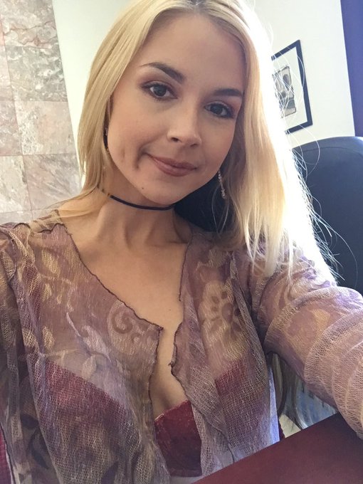 Kiss me 💕 https://t.co/L8k9Ik6BlL