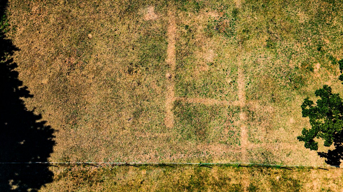 skycameast's tweet image. After such a dry summer, Great #Saxham Hall near #BuryStEdmunds has revealed some of itself - 300 years after being demolished.
Find out more with @MarkGlennMurphy - @BBCSuffolk Monday.