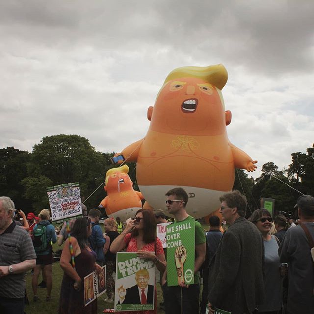 miss_mountain's tweet photo. Trump Babies in the Meadows today.
.
.
#trumpbabies #scotlandagainsttrump #naetrump #dumptrump #tinyhands #wewillovercomb #trumpballoon #spaceforce #spacefarce #ukagainsttrump https://t.co/tXwTG3CnDK https://t.co/cLiKqN58Sz
