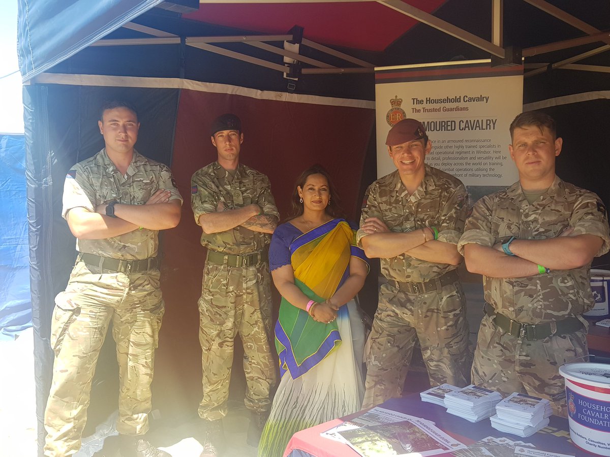 These strapping young servicemen collecting for the #armouredcavalry doing a fantastic job collecting for their charity @JohnnySandpolo #sandpolo  @HCav1660 #cavalry #HCav1660 #Sandbanks #Polo