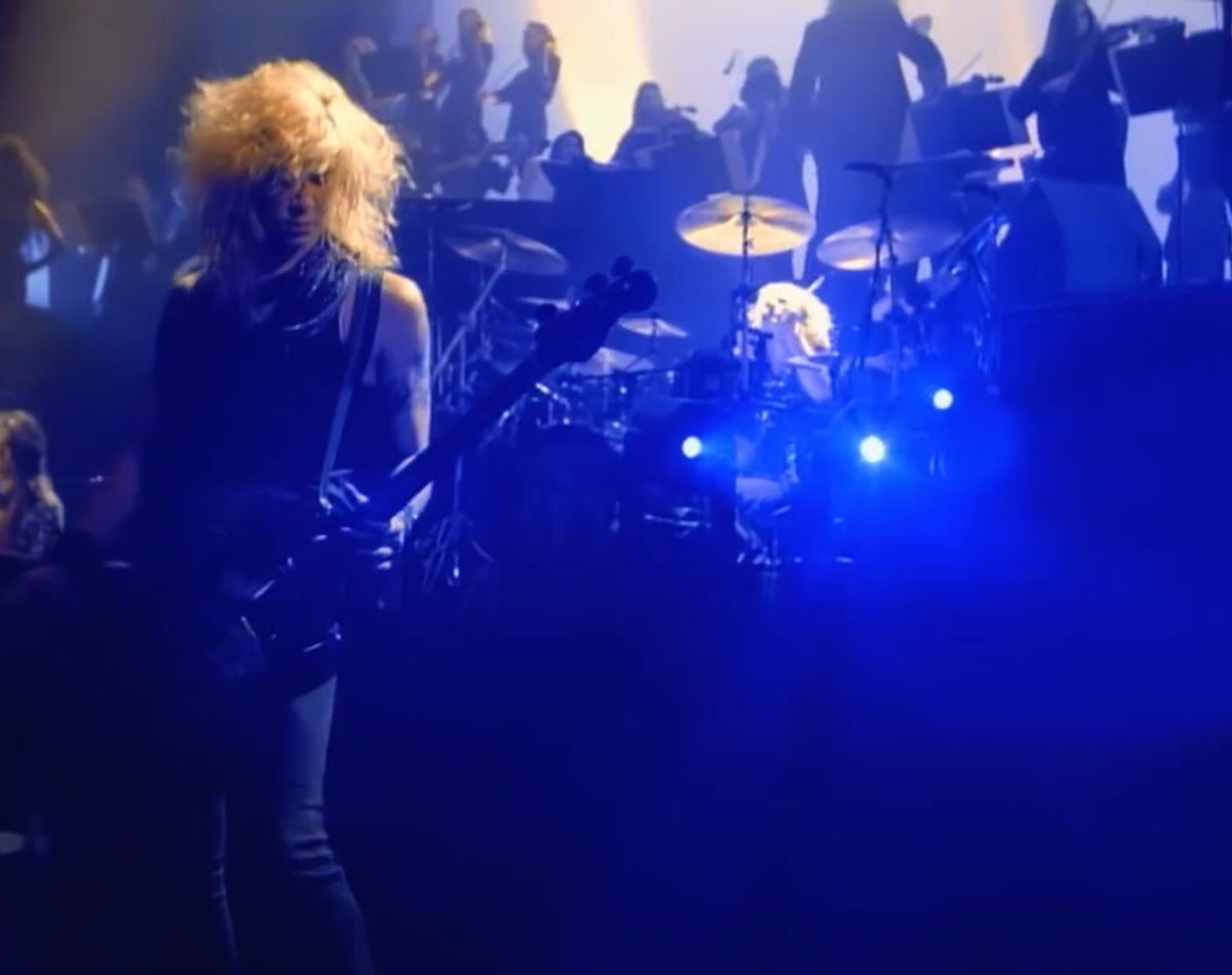 DuffMckaganArg's tweet photo. #NovemberRain ha pasado su primer billón de visitas en @YouTube. Epic video. #NovemberRain1Bi #GNR #duffmckagan #slash #axlrose #gilbyclarke #mattsorum #dizzyreed #andymorahan
Primer video de rock en pasar el billón de visita Congratulations @gunsnroses https://t.co/w3Gxbcl7cW