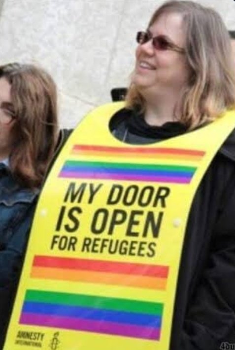 steinkobbe's tweet photo. Nigel Farage is posting photoshops made by white supremacists. The far right politicians have as much integrity as 4chan trolls. https://t.co/5pqvnxqsZS