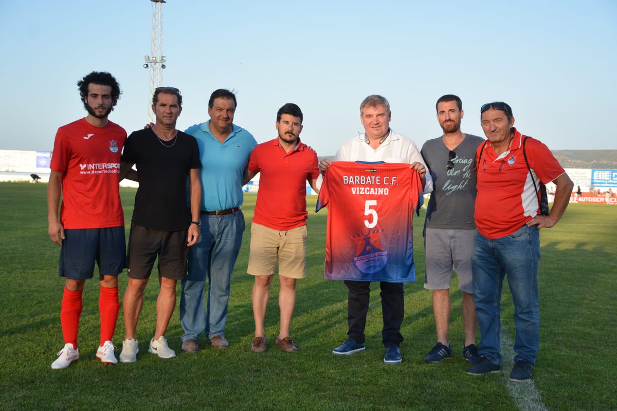 #BarbateCádiz

📸 El presidente Manuel Vizcaíno ha recibido una camiseta del <a href="/Barbate_CF/">Barbate Club Fútbol</a> como agradecimiento por la visita a la localidad.