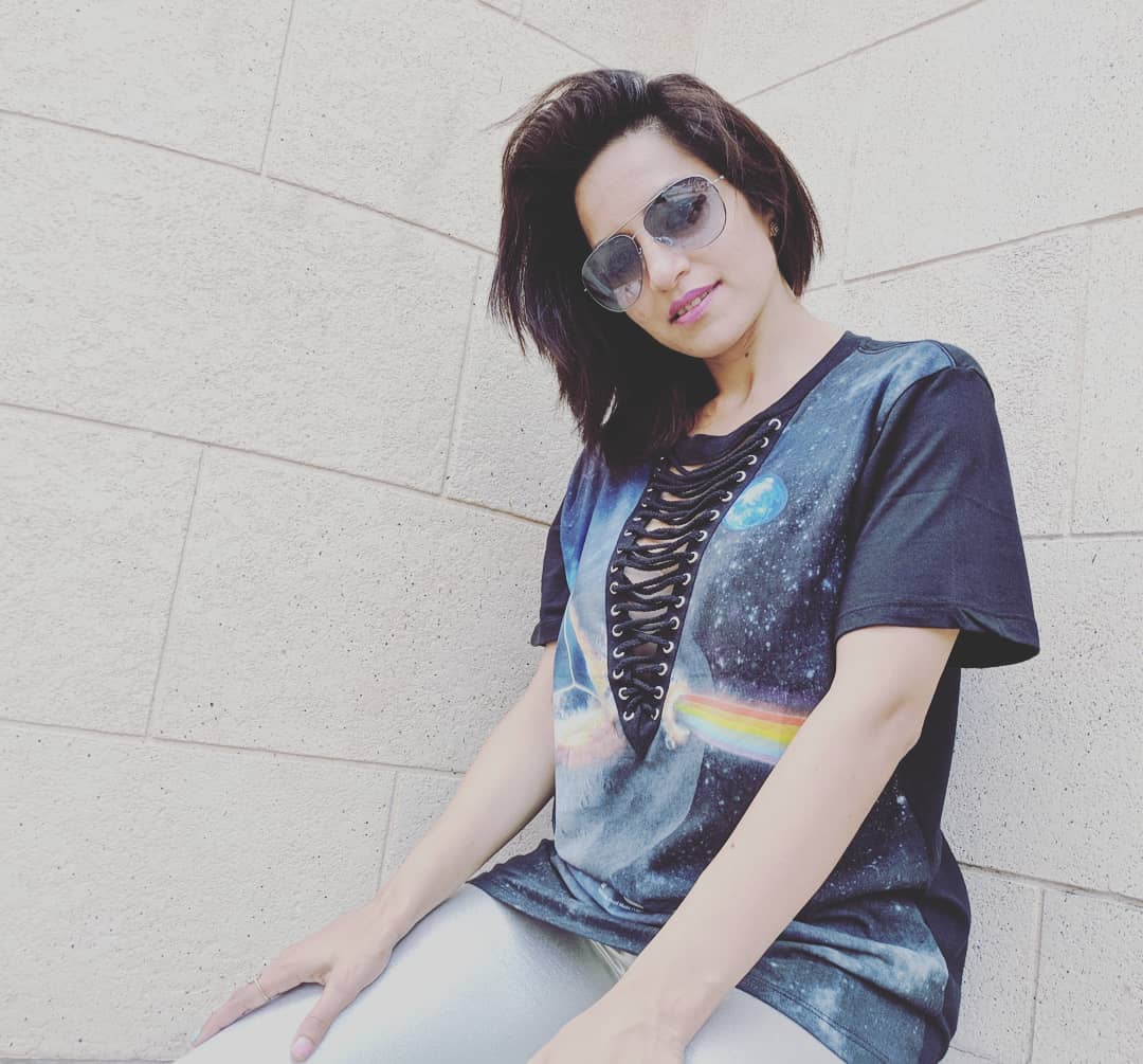 ShwetaYagnick's tweet photo. Do it with #Fashion or Not at All. #Grunge look in the #City... Trying something new... Top- #forever21, Metallic Leggings- #Kazo, boots- #handm

#OOTD #metallictights #HautMondeMrsIndiaWorldwide2018  #MrsIndiaWorldwide2018  #CrownChaser #scienceteacher #homebaker #danceratheart https://t.co/OvZ1PyDSaK