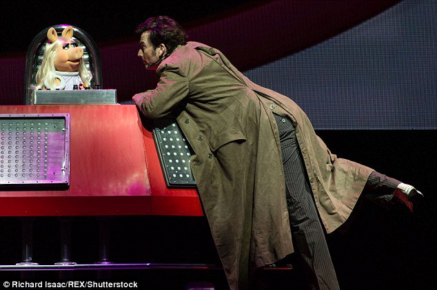David_Tennant's tweet photo. Video of the full Pigs In Space sketch with #DavidTennant and The Muppets from last night

https://t.co/mCixXpwrel

#DoctorWho https://t.co/H6DdBr7Snl