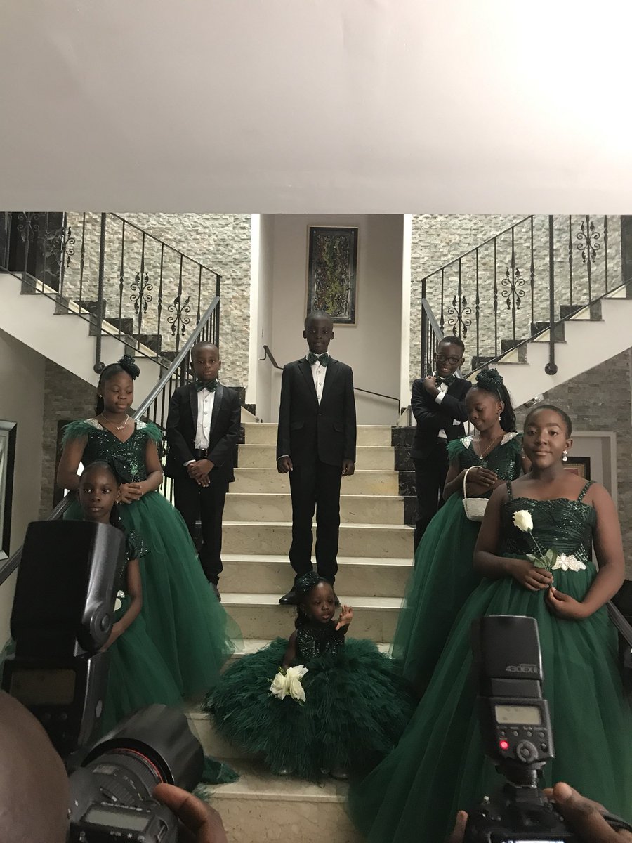 seuncr8vwox's tweet photo. Hannah’s 1st bridal duty. Little bride for the lovely couple @BabaAgba_ & @IsiomaIdigbe
Mummy chaperoned all the kids, Contracted ARIE & ARIN to design the collection for the kids etc.
proud my 2years old toddler cooperated. #isbaba2018 https://t.co/nn6PpYUfr4