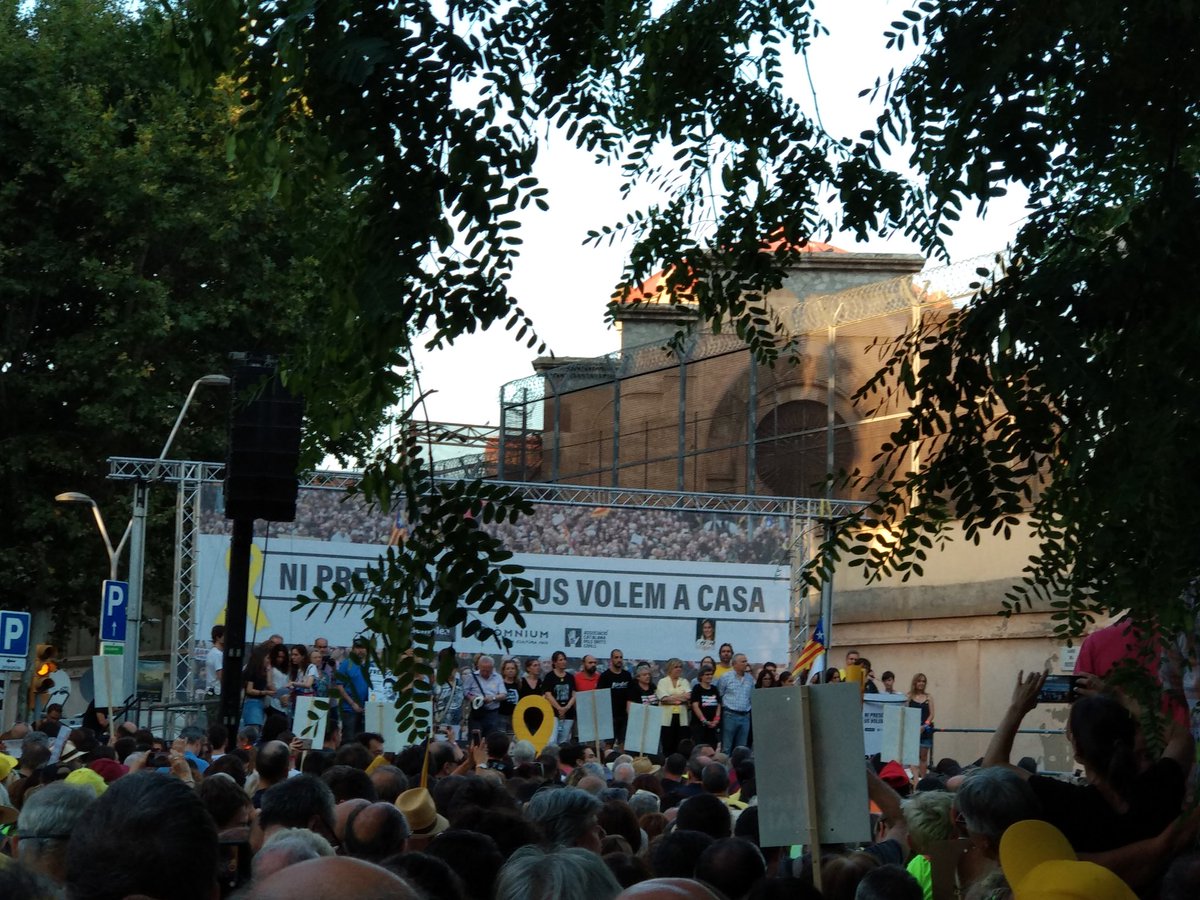 dvidalverdes's tweet photo. #UsVolemACasa #llibertatpresospolítics #NiUnPasEnrere https://t.co/a4Dw10lwoN