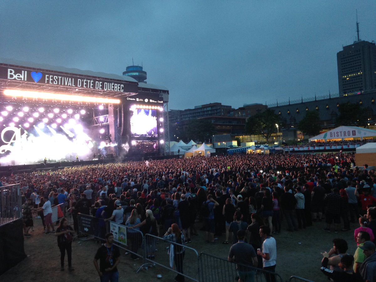 JosieDesloges's tweet photo. #FEQ #lesoleil #atreyu https://t.co/tTbCm8zqbY