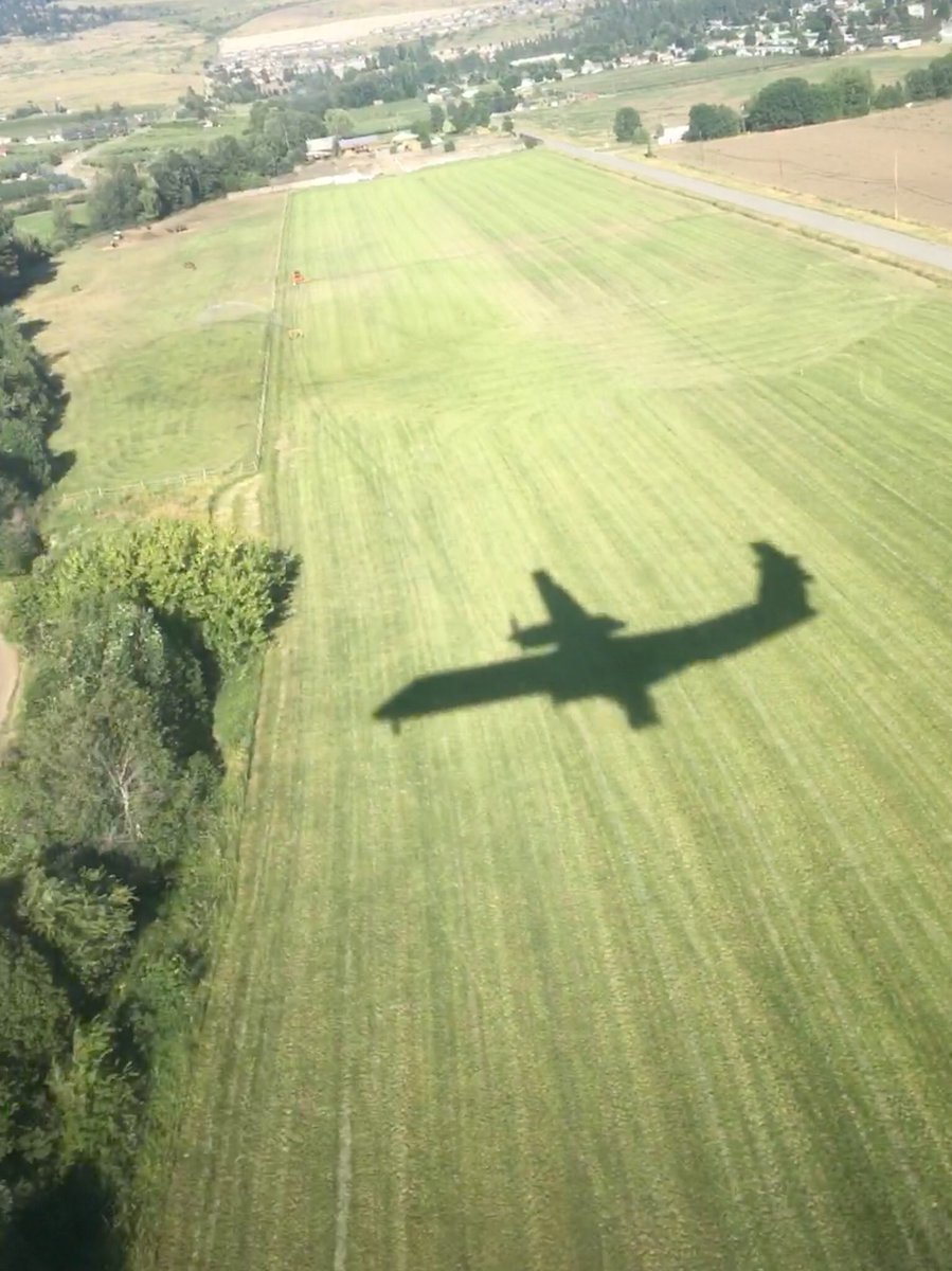 LauraStew's tweet photo. Without a shadow of a doubt @WestJet flight from YYC to YLW is landing https://t.co/azSyTFYrs2
