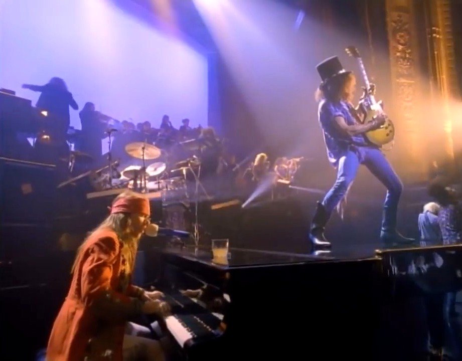 GNR_Fans's tweet photo. "November Rain" atingiu a marca de 1 bilhão de visualizações no YouTube. Sendo o primeiro videoclipe de rock a alcançar este número na plataforma #NovemberRain1Bi #gunsnroses #gnfnr #axlrose #slash #NovemberRain https://t.co/WJexSXkGiq
