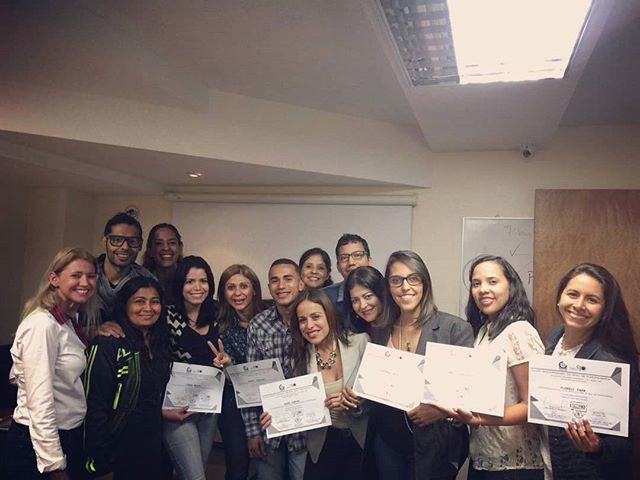 tufisiove's tweet photo. Cada día aprendiendo más para llevar una mejor calidad de servicio.❕❕
.
Día de formación y crecimiento con los expertos @anabeldiaz y @monifernandezs de @pminuto90 #marcas2
.📚📒📖
.
#TuFisioVe #RoxannaLinero #Fisioterapia #AsesoriasOnline https://t.co/stKZQIq3Ei