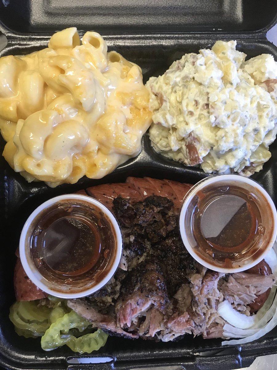 This two meat two side (sausage and pulled pork) plate!!! 🤤 #louies #louiesyall #bbq #sausage #pulled pork #bbq #bbqsauce #brisket #austin #atx #foodie #foodiegram #instagood #bestpics #yummy #food #foodtrcuk #foodtrailer #potatoesalad #macncheese #homemadeSides
