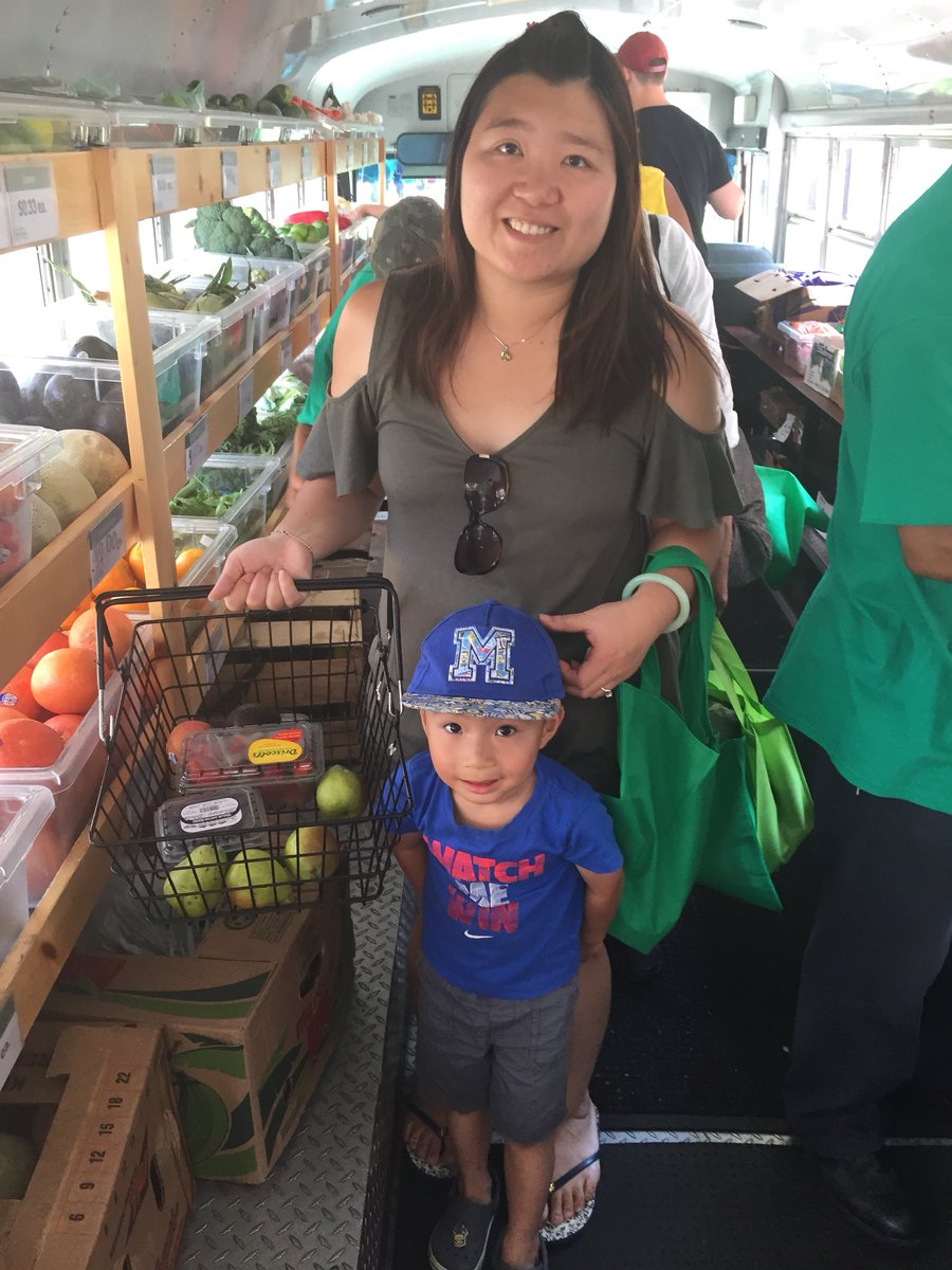 BHA_CCECR's tweet photo. @FreshTruck was at Whittier Unity Day with fruits and veggies, and a guacamole demo for residents!π₯ #HealthyBHA #REACHPHH #FreshTruck #MobileMarket #Food4allBOS #BOSfoodAccess #Boston #Roxbury https://t.co/mC50GUAABq