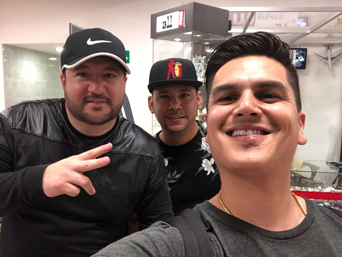 ReguloCaro's tweet photo. Con estos viejones #losbuitres #regulocaro https://t.co/aJrjwE1Mt0