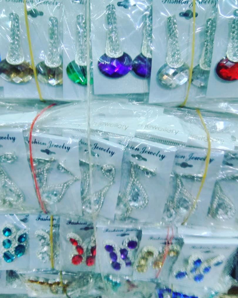 AnikeOnileke's tweet image. Hello guys, I've got something juicy for ya,🤸🤸 .
These earrings are available for retailers and it's affords 😀😀

It's called our #slayforless package
2400/dozen 🙉. Cool,ryt? I Know 😀😀

So hurry up and slide into the dm place before this miracle disappears
Pls RT