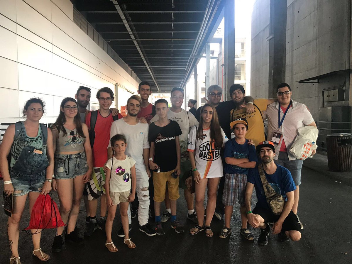 FenixCommunity's tweet photo. Finalizado el último día de #DreamHackvalencia2018 junto a gran parte de la familia #Pollito🐣 El año que viene volveremos. ¡TIEMBLA VALENCIA! 🔥🔥 https://t.co/0SDLoo5ZWC