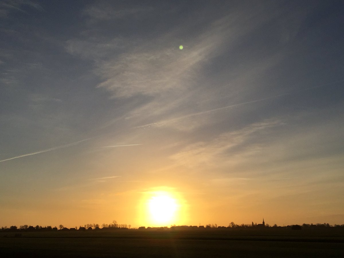 maaikedijkstra's tweet photo. Komende wo 18 juli schijnt de zon nog steeds uitbundig. Welkom bij de buitenyoga Potten in Sneek 1930, thema vuur, suraya namaskar. We de zonnegroet en maken het vuur wakker in onszelf. Rustige les alle niveaus. Welkom! Kosten 10,- op het strandje rechts van de waterskibaan. https://t.co/5AlRCjuQpp