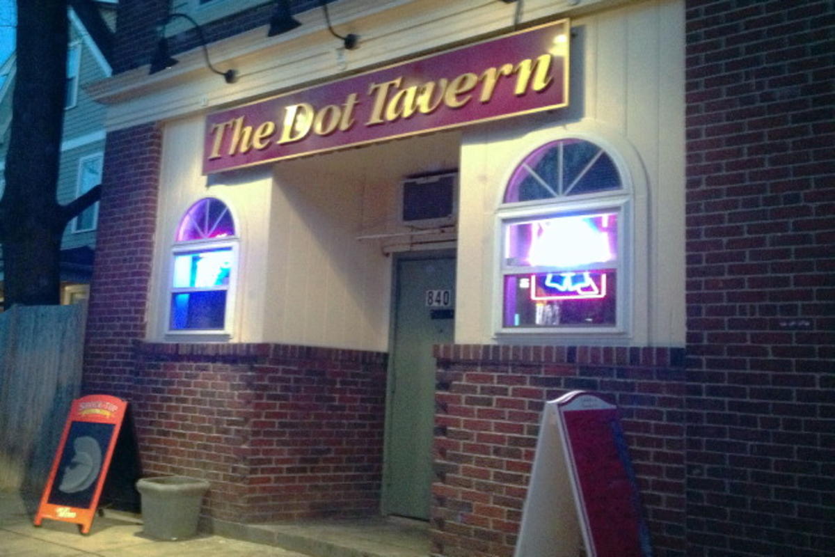 NECN's tweet photo. Got nothing to do this weekend? These 14 dive bars in Boston are great to try out https://t.co/vmQIJB9ajM https://t.co/UPJZ3Ru4in
