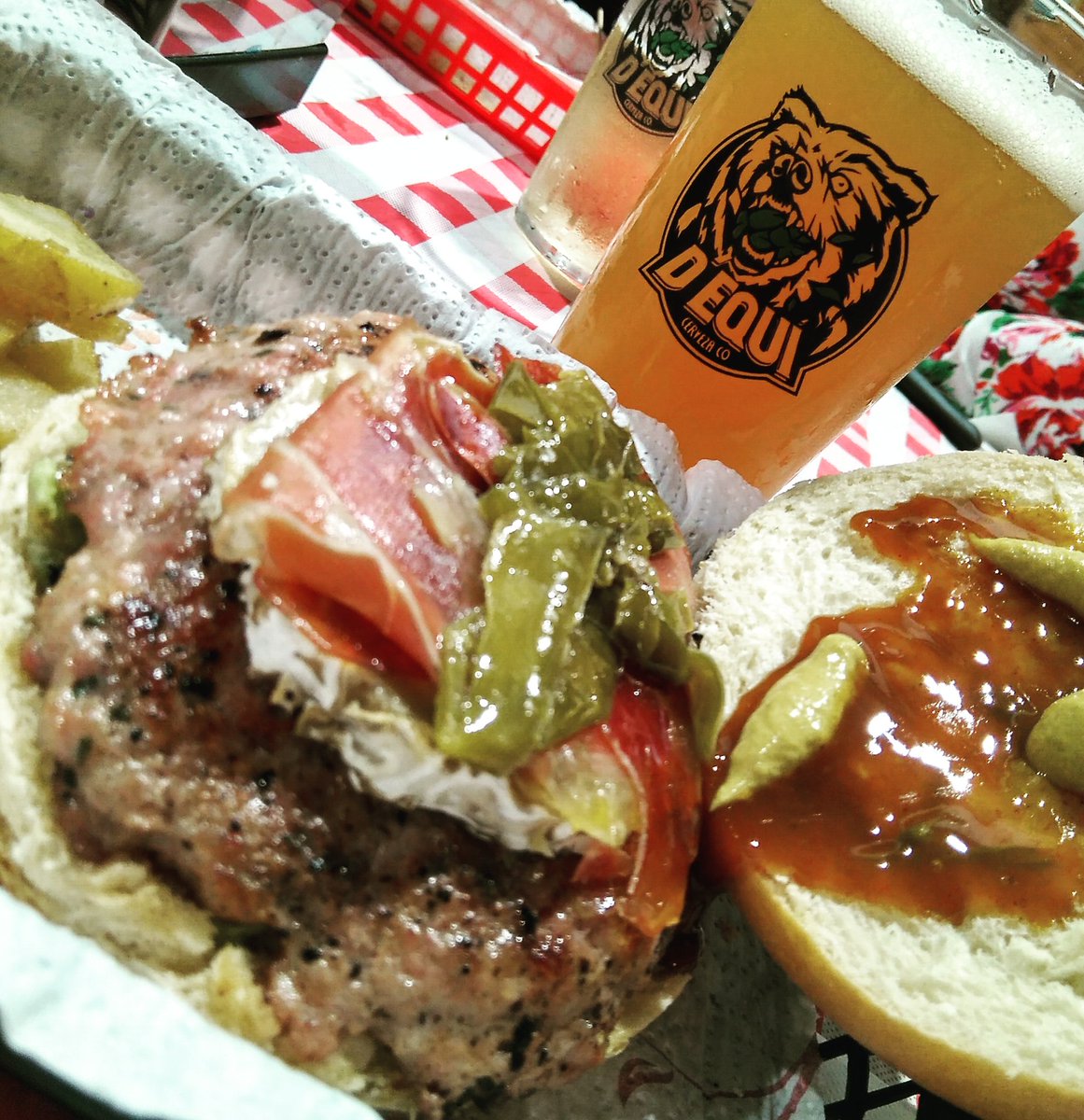 Rematamos la semana muy a gusto en casa de <a href="/cervezadequi/">𝗔𝗦𝗧𝗘𝗥 𝗡𝗼𝘁𝗶𝗳𝗶𝗰𝗮𝘁𝗶𝗼𝗻</a> catando su Serrana y el nuevo lote Metal IPA. Bien, bien!!!! Sabemos q se nos adelantaron los doctores <a href="/birrartesanal/">amolabirrartesanal</a> , qué le vamos a hacer...
#hamburguesa #beer #ipa