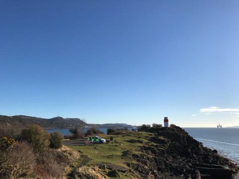 PSOSSWFife's tweet photo. Nearly 7 weeks since we last received a call about youth disorder at Silver Sands, #Aberdour 😱. Everyone enjoying the peace and quiet there again tonight. Well done to everyone for behaving👍. If you don't annoy anyone, we don't get calls about you...😀 #OpPrevail #StillChecking https://t.co/KqyCXsEo5h