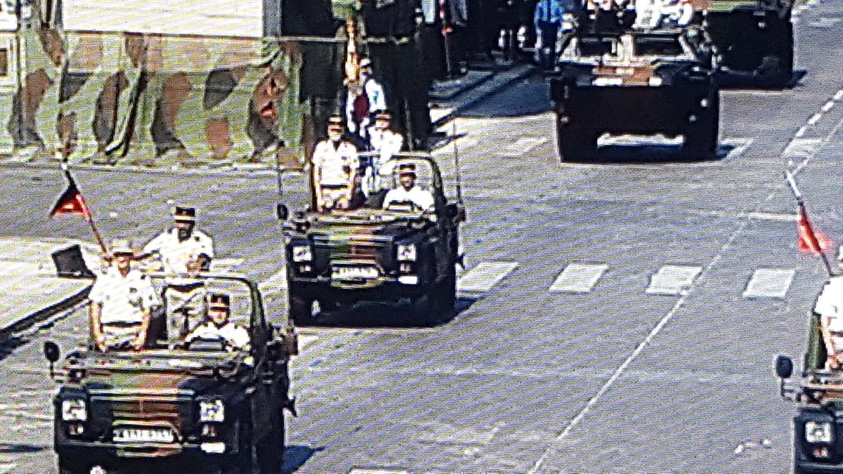 Le général Parmentier et le colonel Gallineau passent devant le Président.